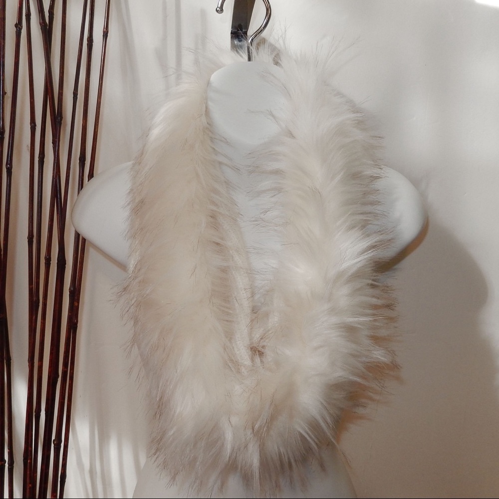 Chunky Faux Fur Trimmed Knit Infinity Scarf